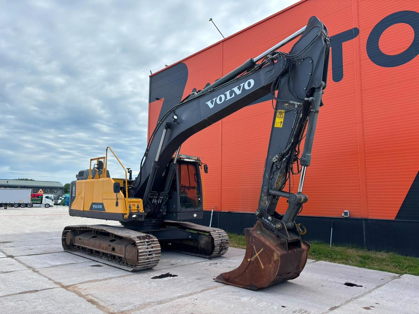 Volvo EC 220 EL, photo 3/26