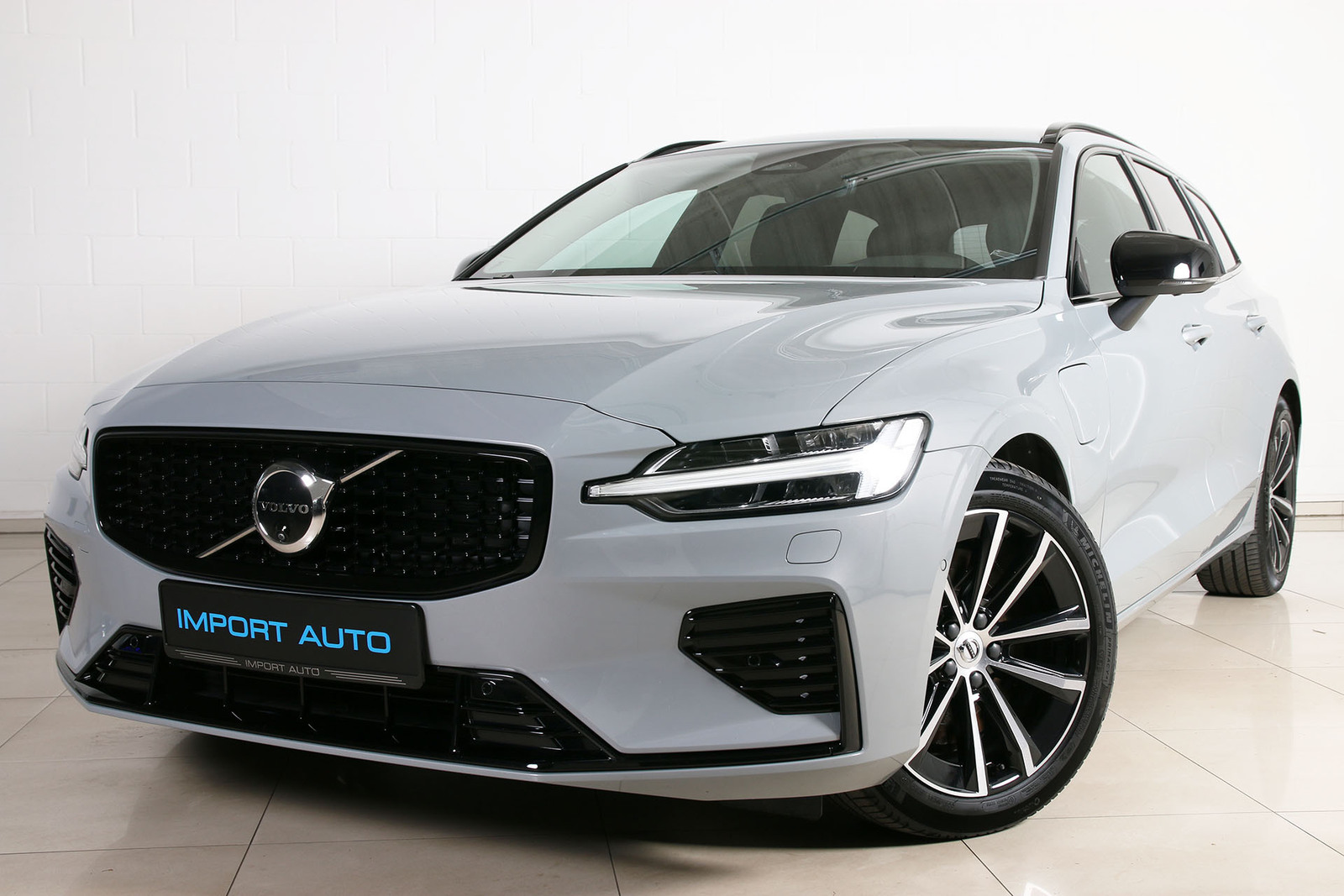 Volvo V60 AWD PLUS DARK INTELLI SAFE PRO MY25 2.0 T8 Long Range Plug-In-Hybrid 335kW