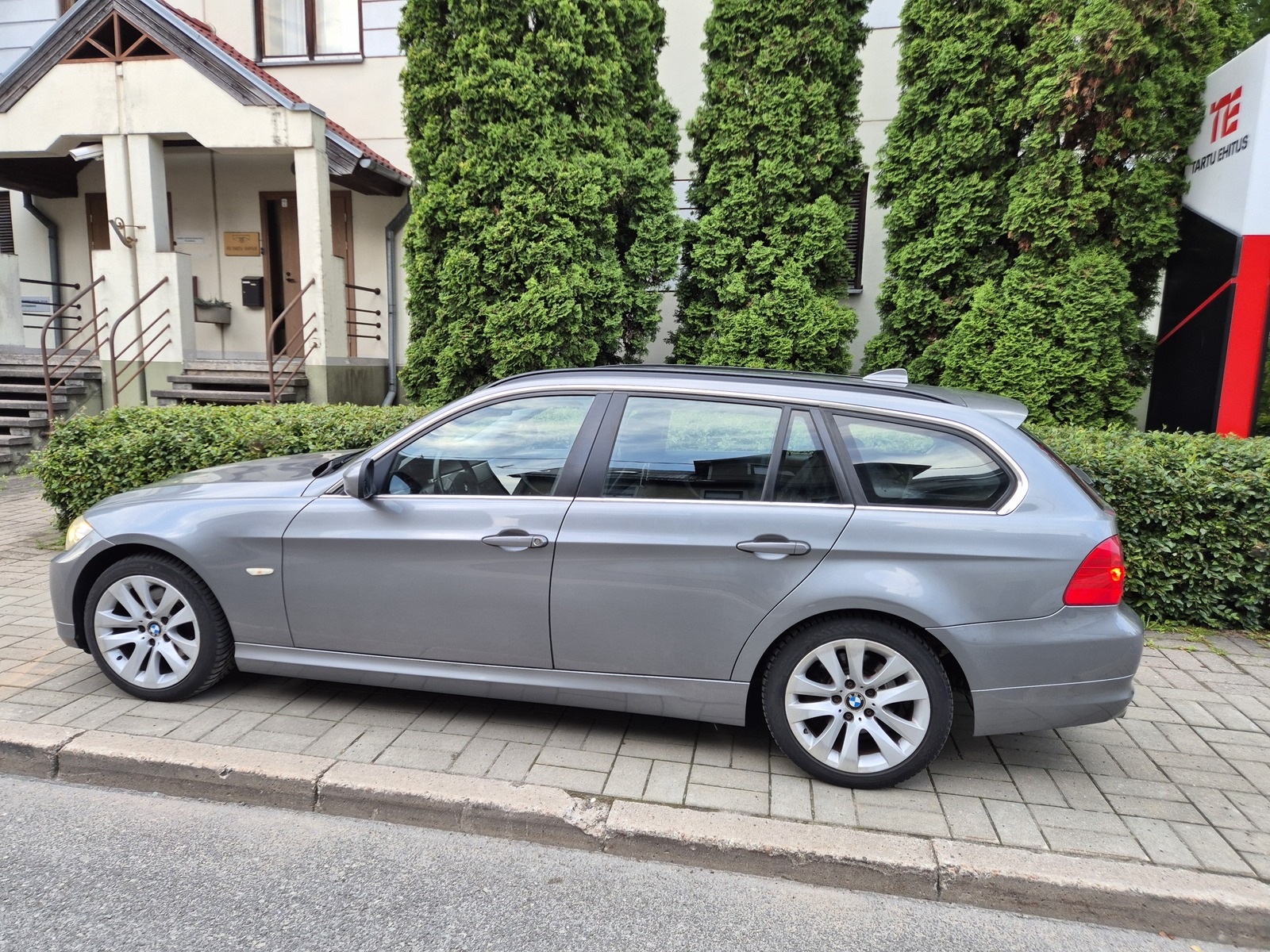 BMW 320 2011, photo 2/10