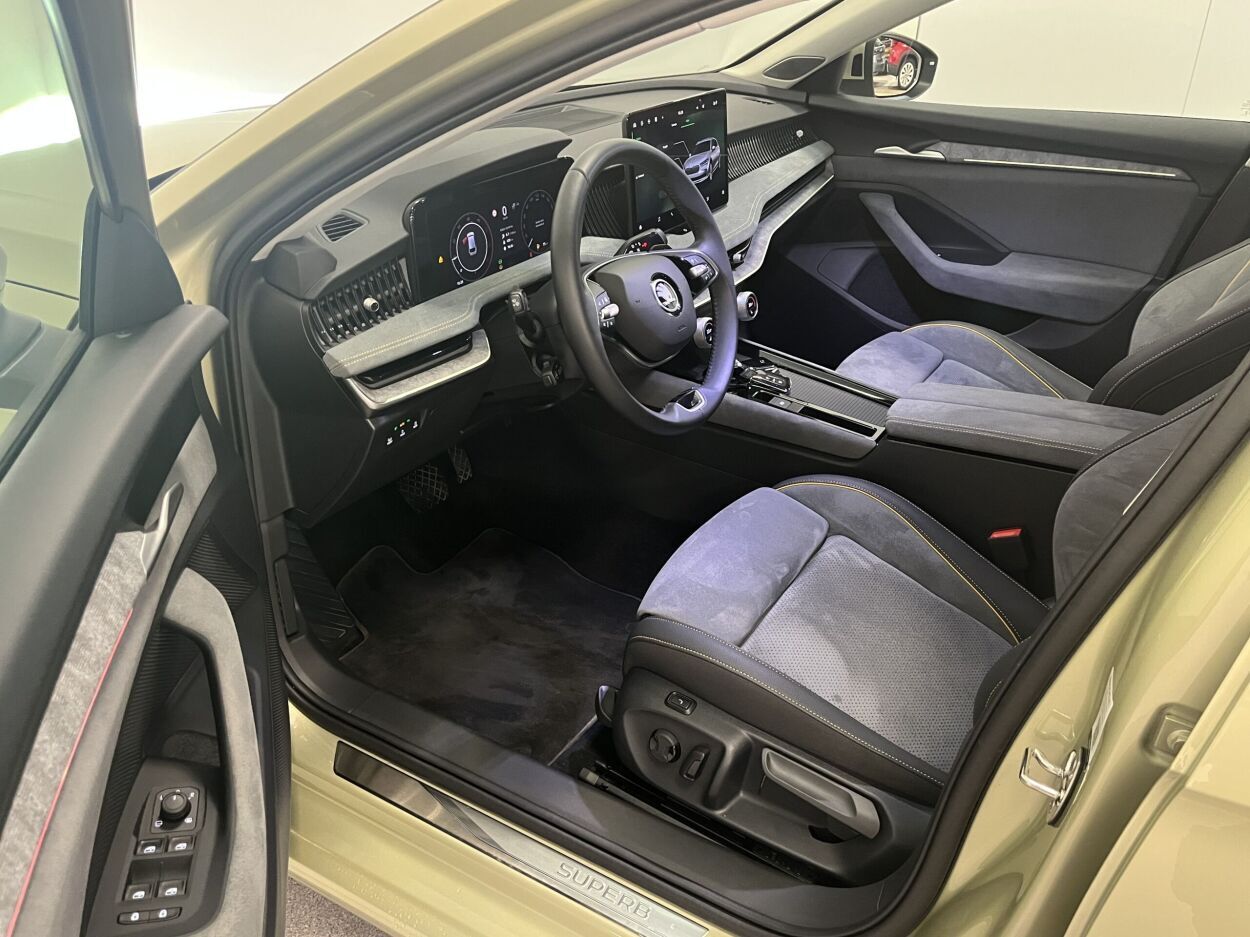 Škoda Superb 2025, photo 6/32