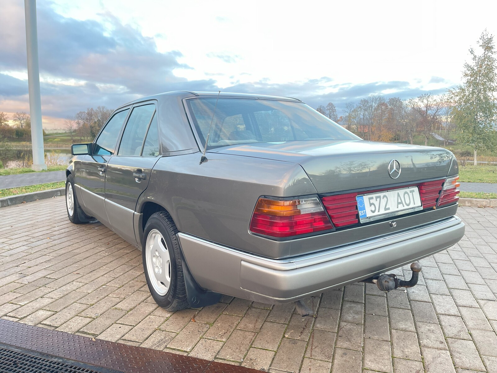 Mercedes-Benz 250 1991, kuva 3/7