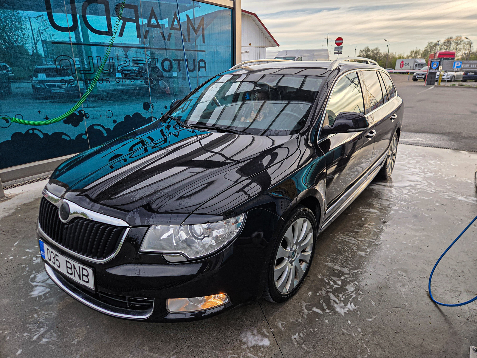 Škoda Superb 2011, photo 2/10