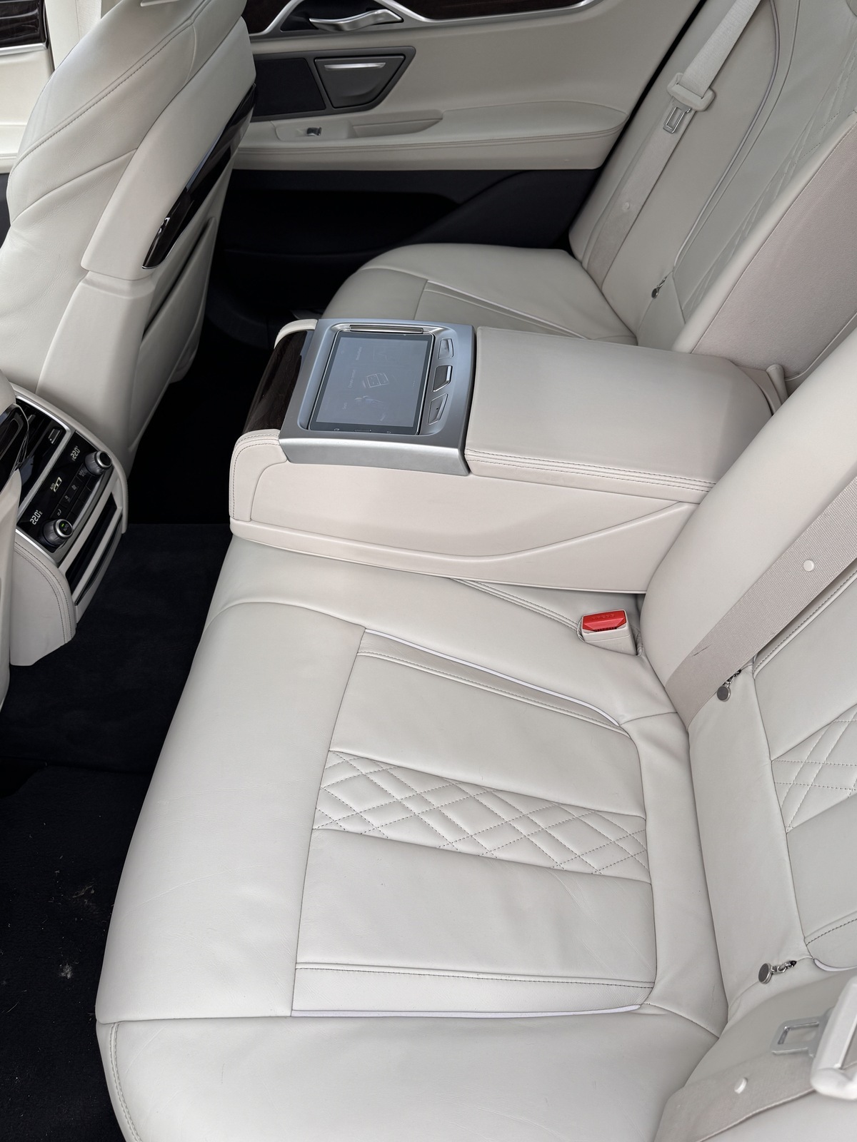 BMW 750 2016, kuva 8/8