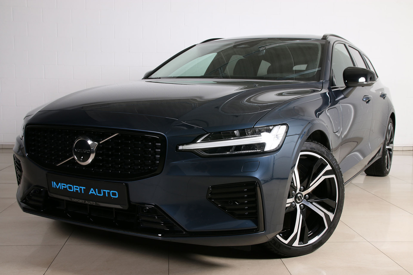 Volvo V60 AWD ULTRA DARK LUXURY XENIUM FULL 2.0 T8 Recharge Twin Engine Plug-In-Hybrid 335kW