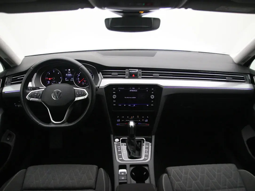 Volkswagen Passat 2023, photo 2/10