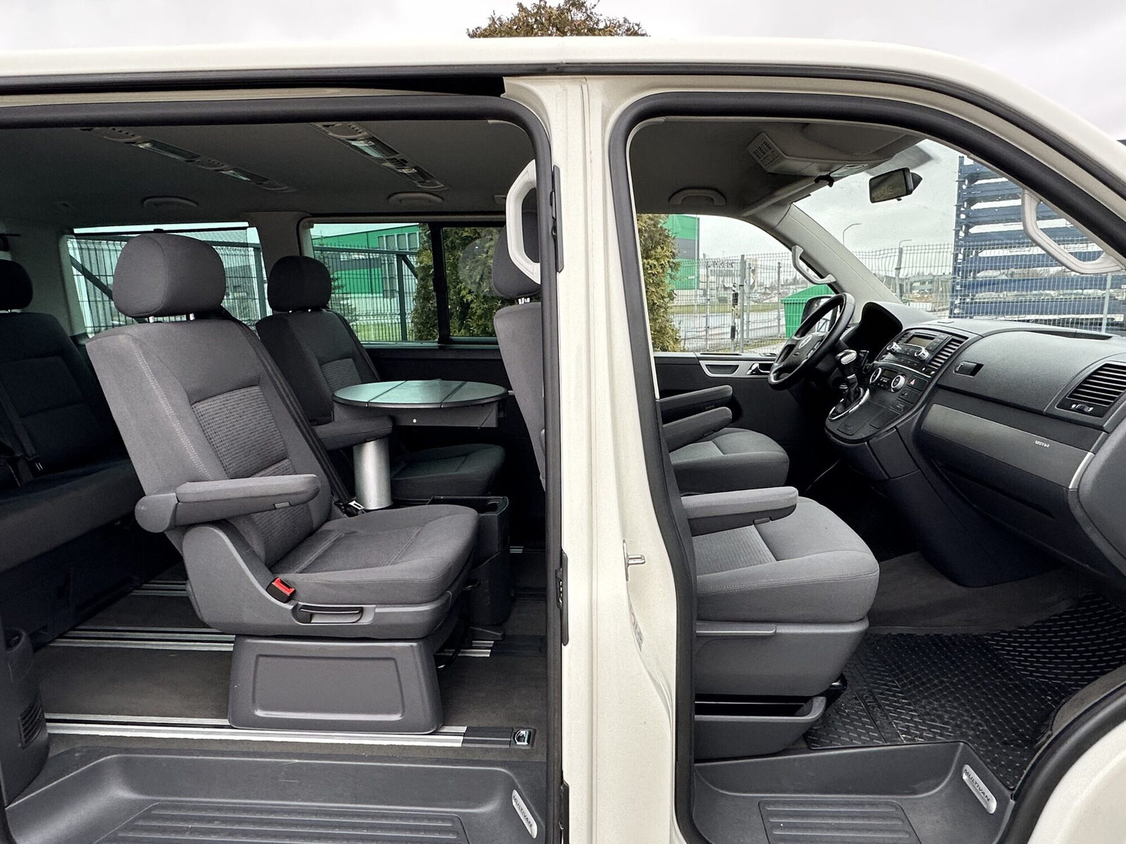 Volkswagen Multivan 2010, photo 6/10
