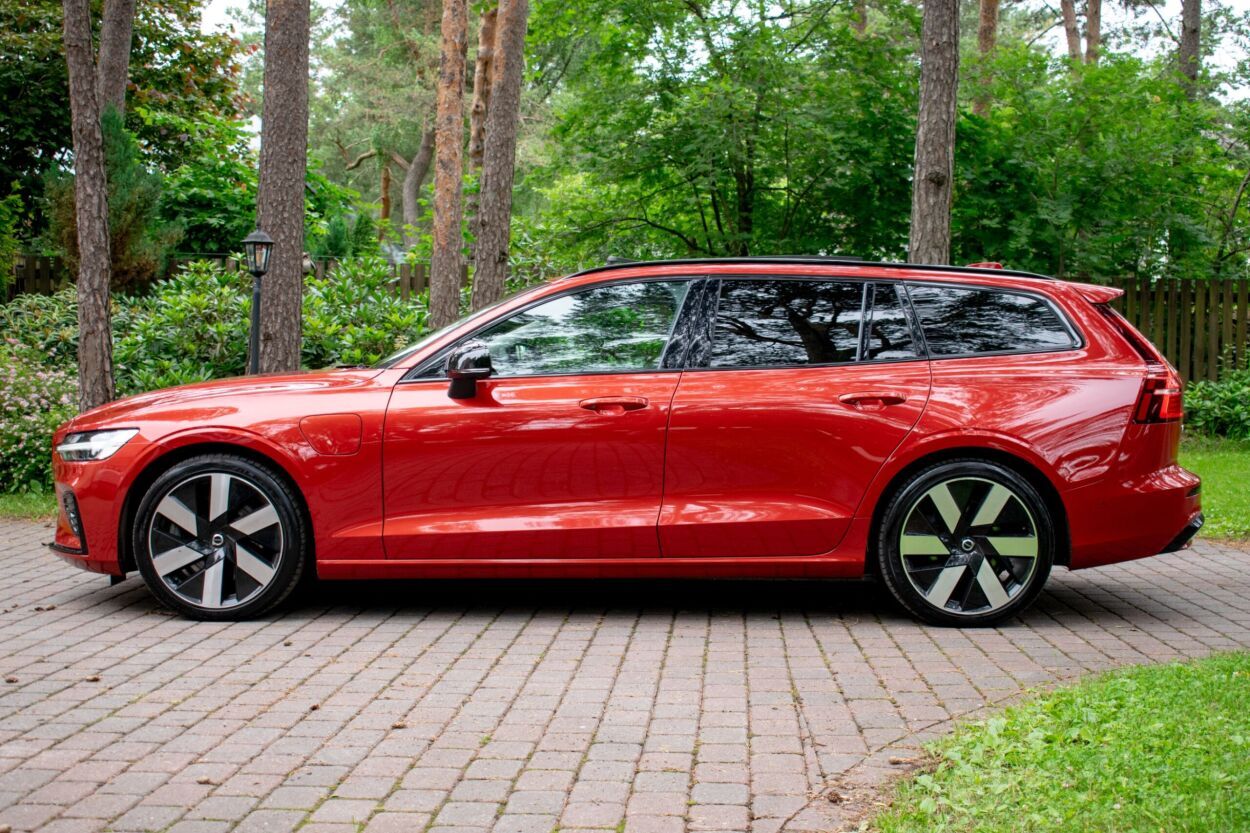 Volvo V60 2022, photo 6/10