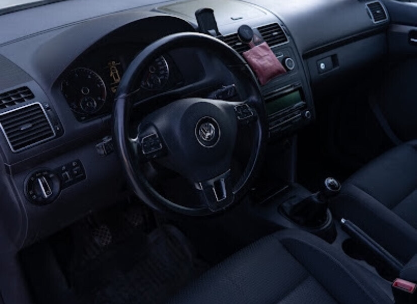 Volkswagen Touran 2012, photo 6/8