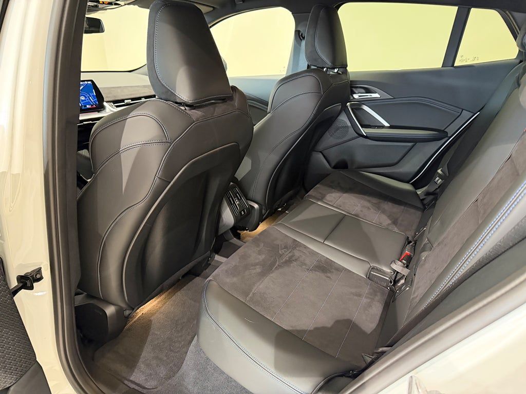 BMW iX2 2025, photo 6/10
