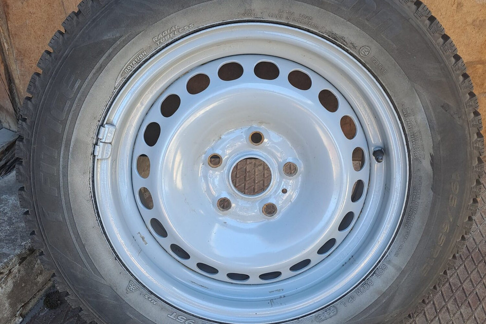 Used steel wheel+studded tire 195/65R15, Volkswagen