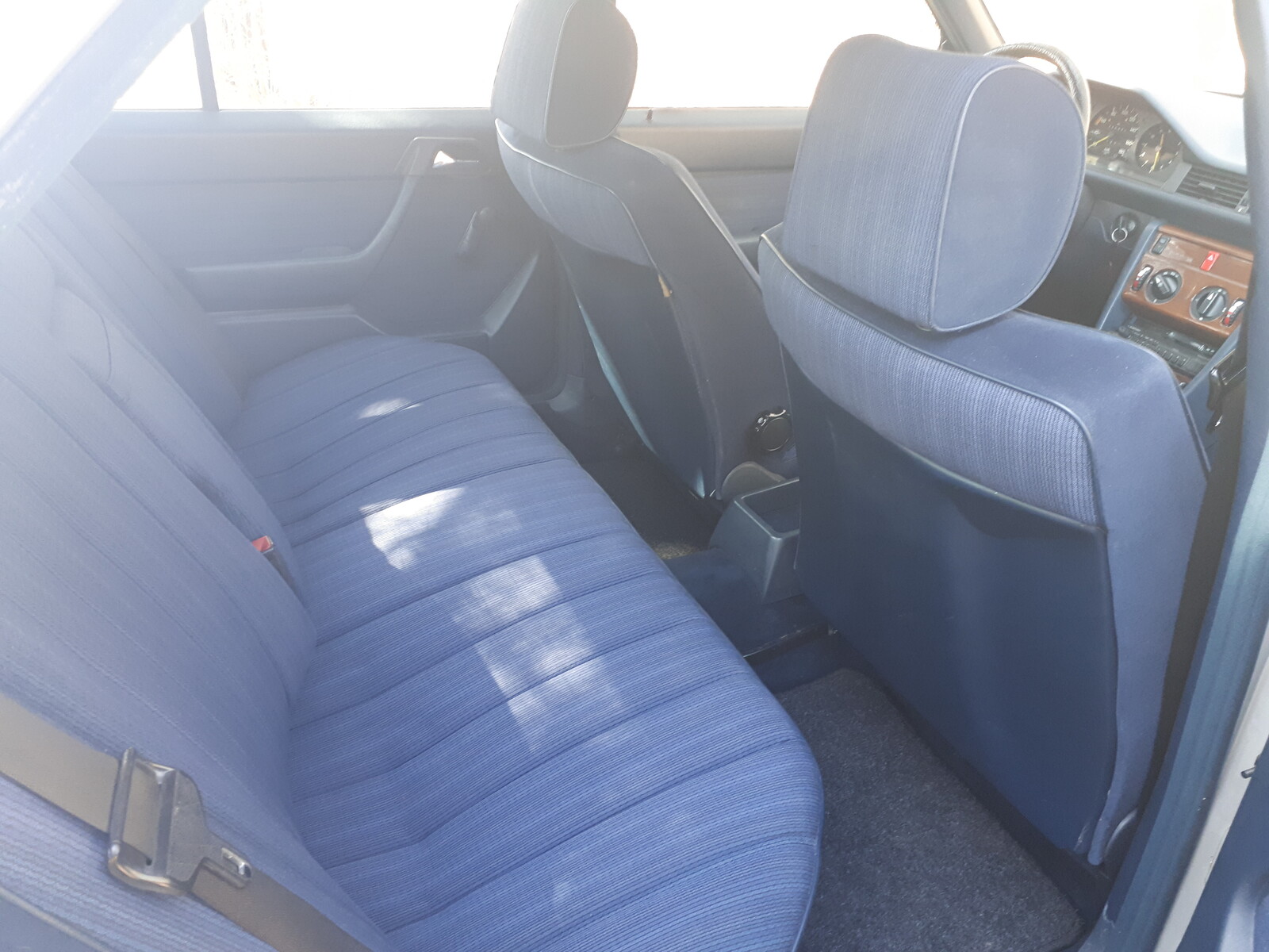 Mercedes-Benz 200 1986, photo 5/6