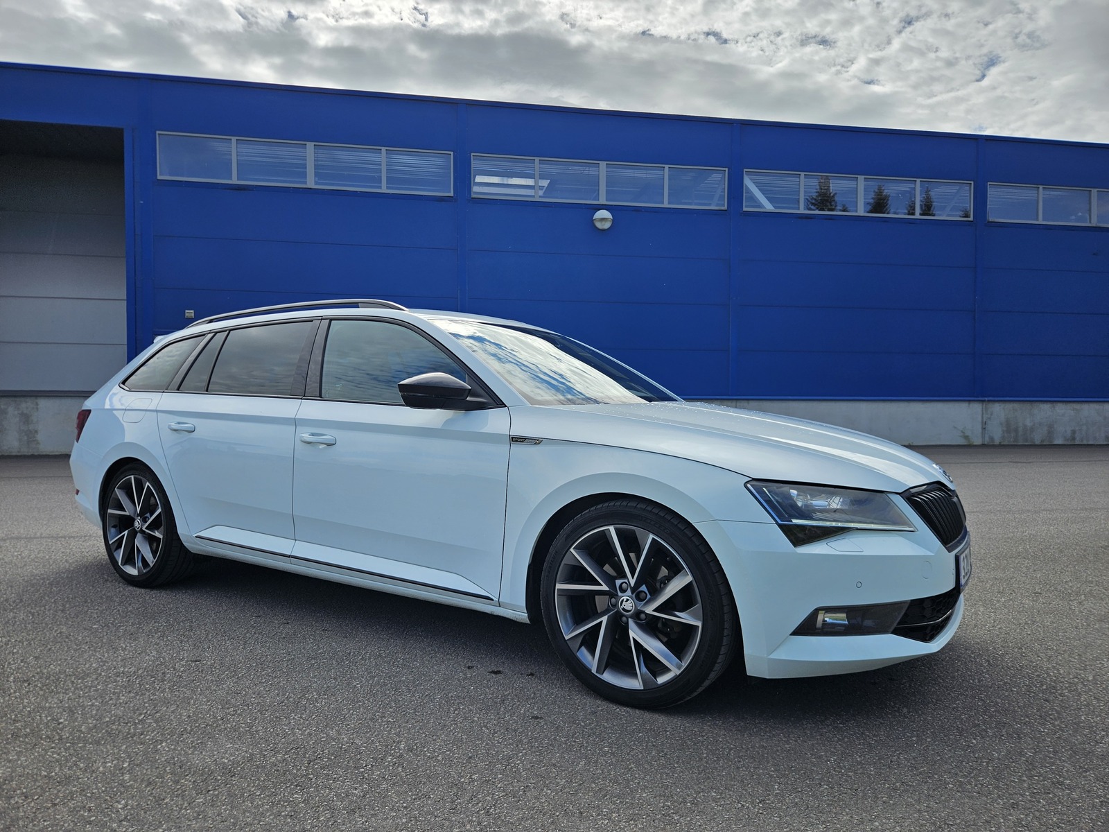 Škoda Superb 2017, photo 2/12