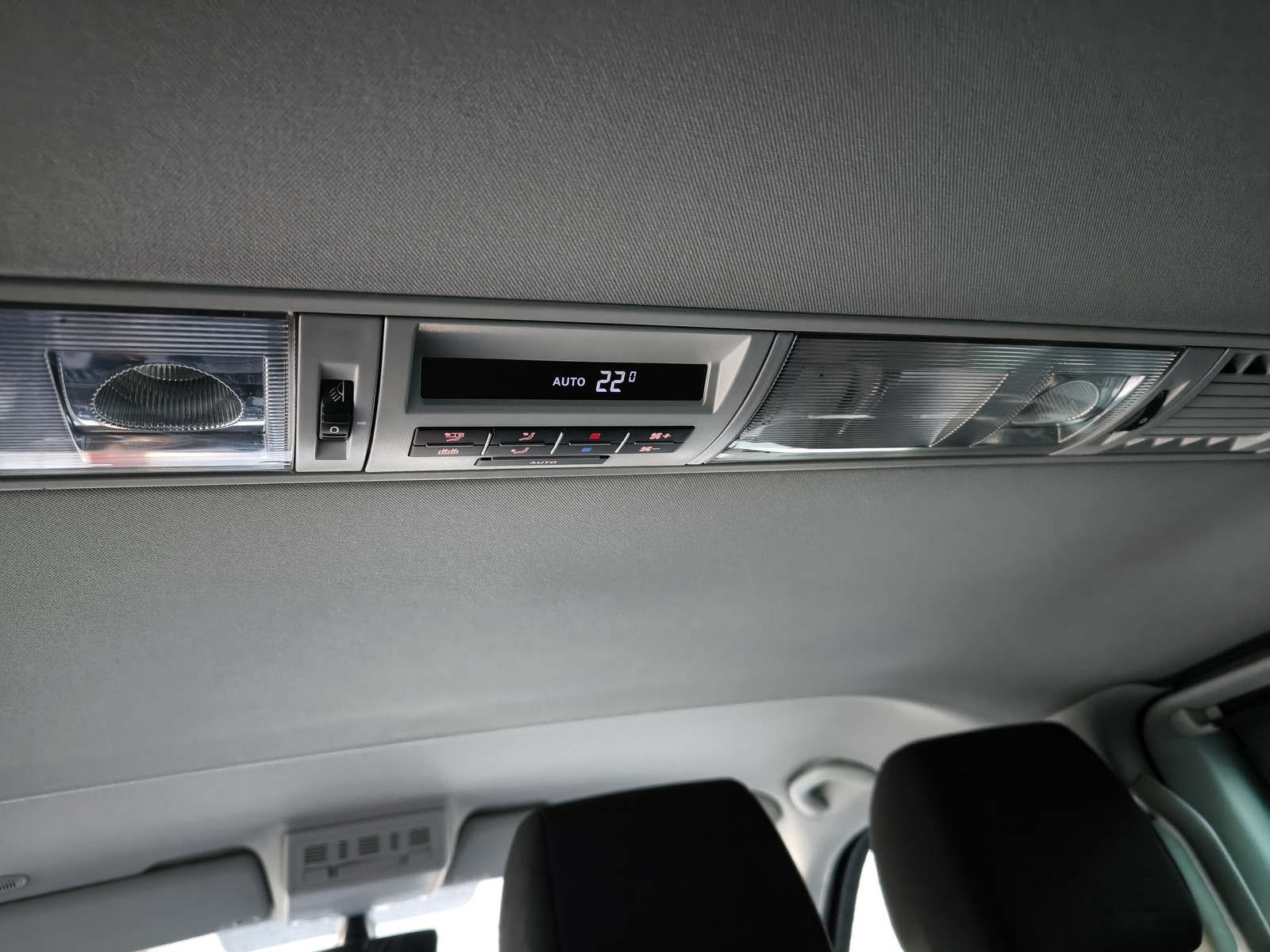 Volkswagen T6 Caravelle 2016, photo 7/17