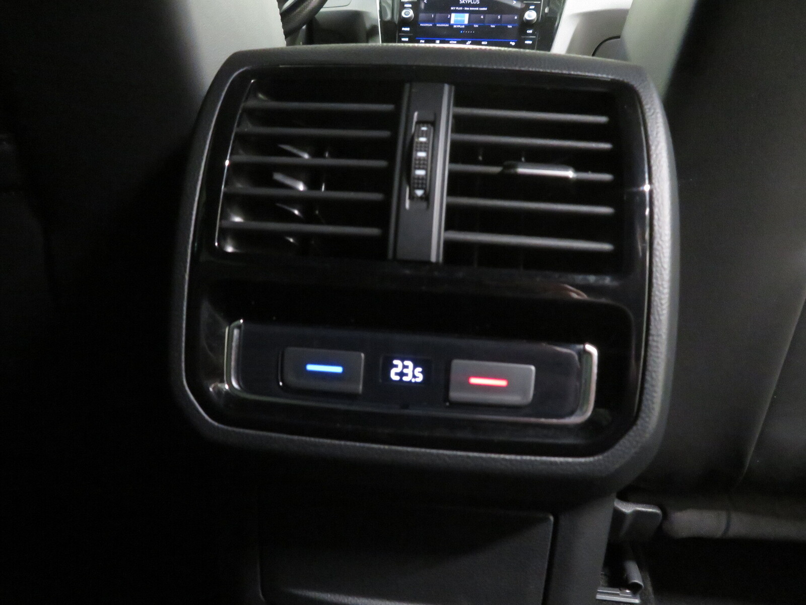 Volkswagen Passat 2020, photo 7/12