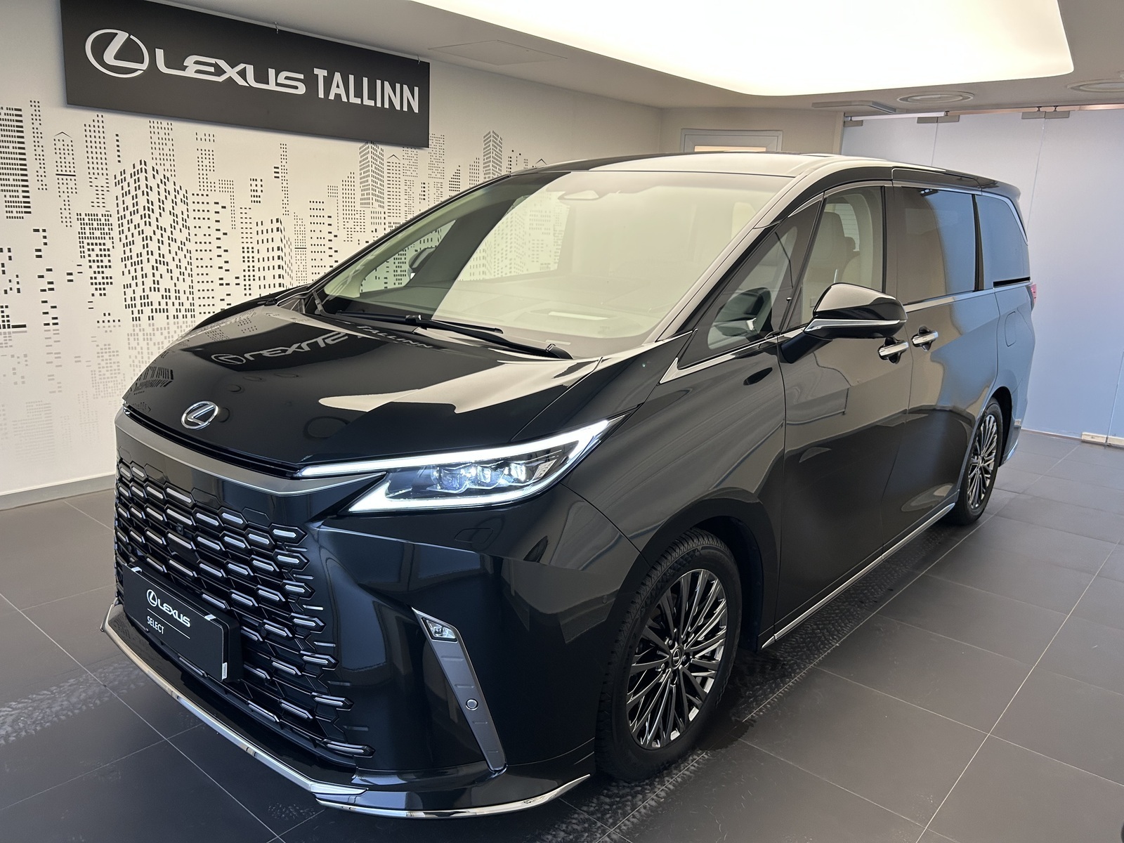Lexus LM 350