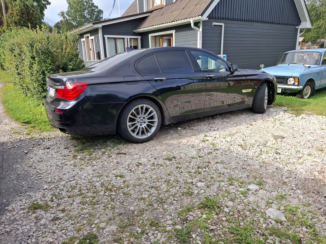 BMW 750 2010, photo 7/10