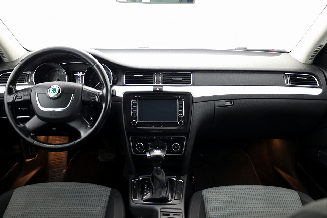 Škoda Superb 2010, photo 5/8