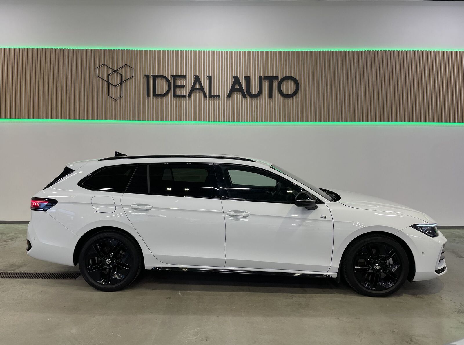 Volkswagen Passat 2024, photo 3/24