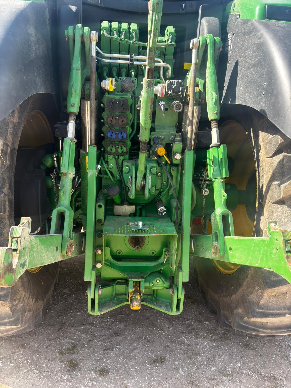 John Deere 6215R, photo 6/15