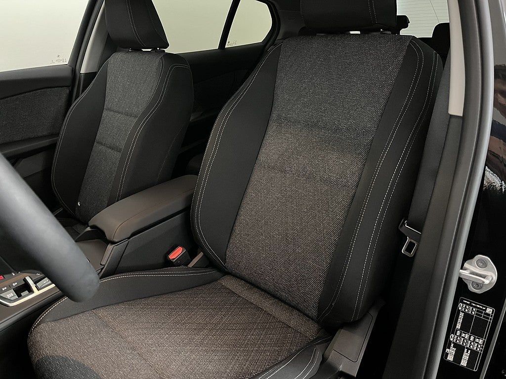 BMW 120 2025, photo 7/10