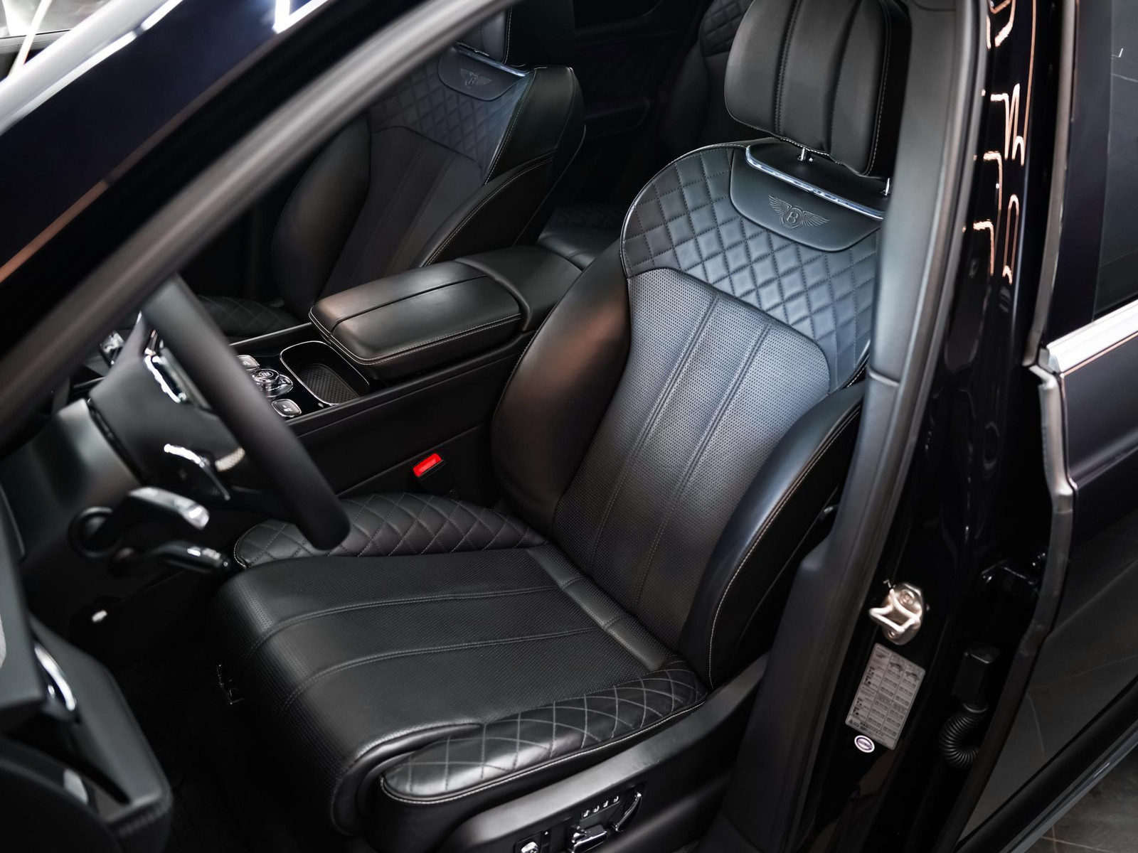 Bentley Bentayga W12 2017, photo 6/14