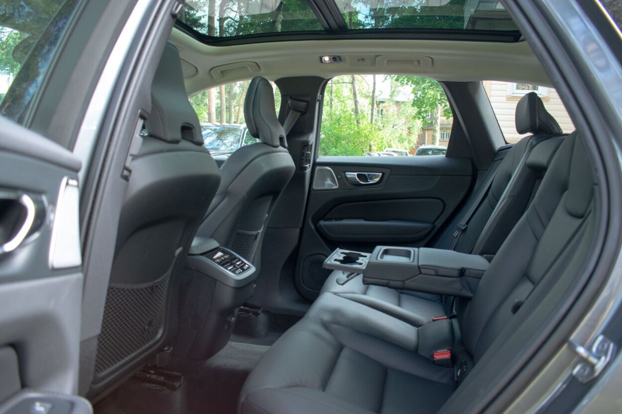 Volvo XC60 2021, photo 4/16
