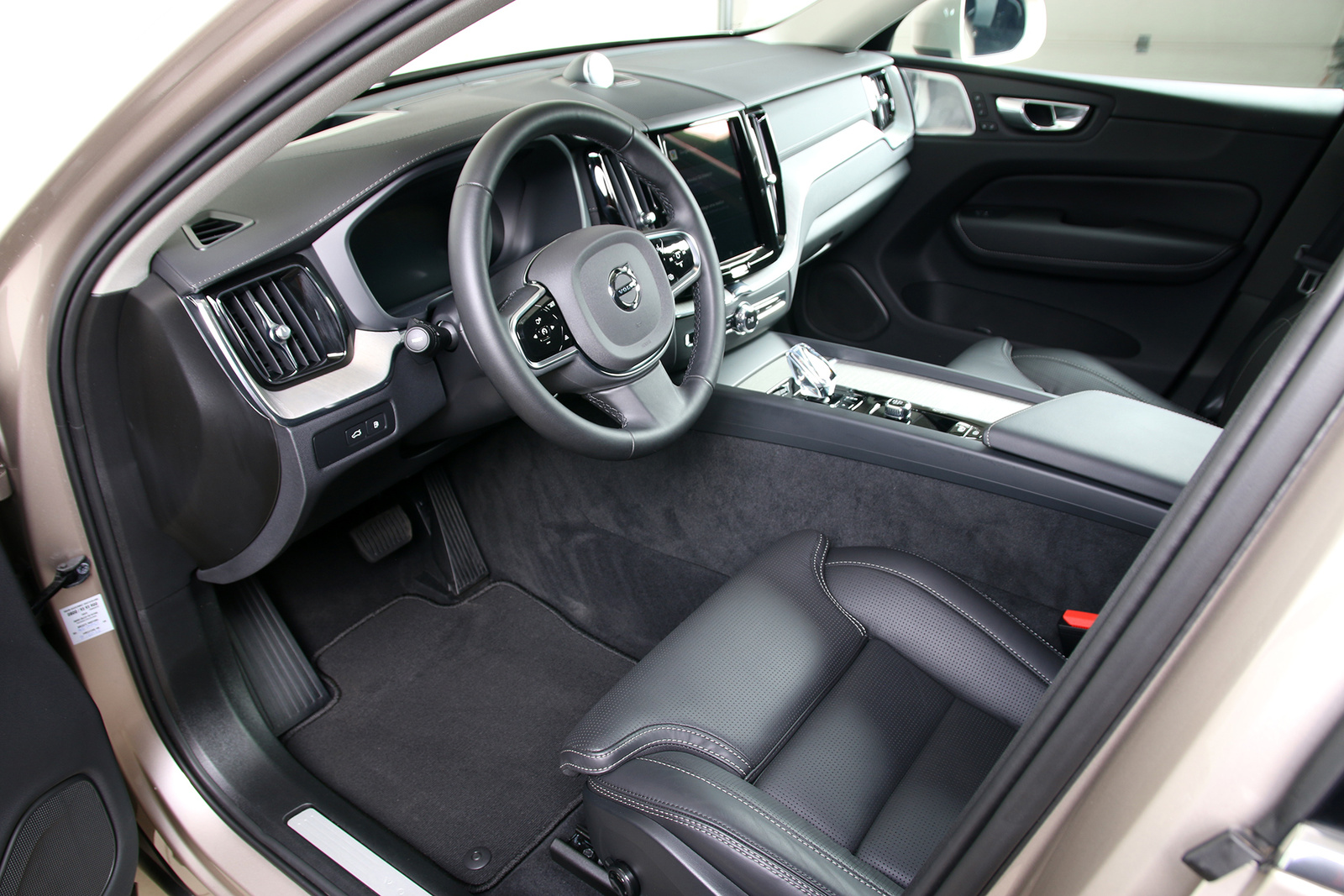 Volvo XC60 2024, photo 6/10