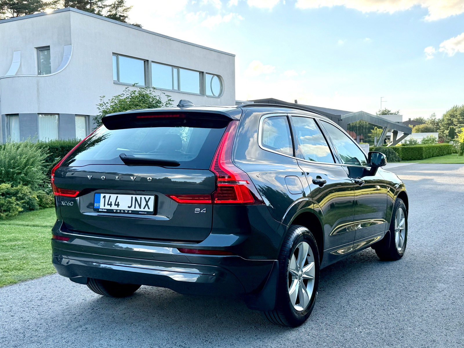 Volvo XC60 2022, photo 2/27