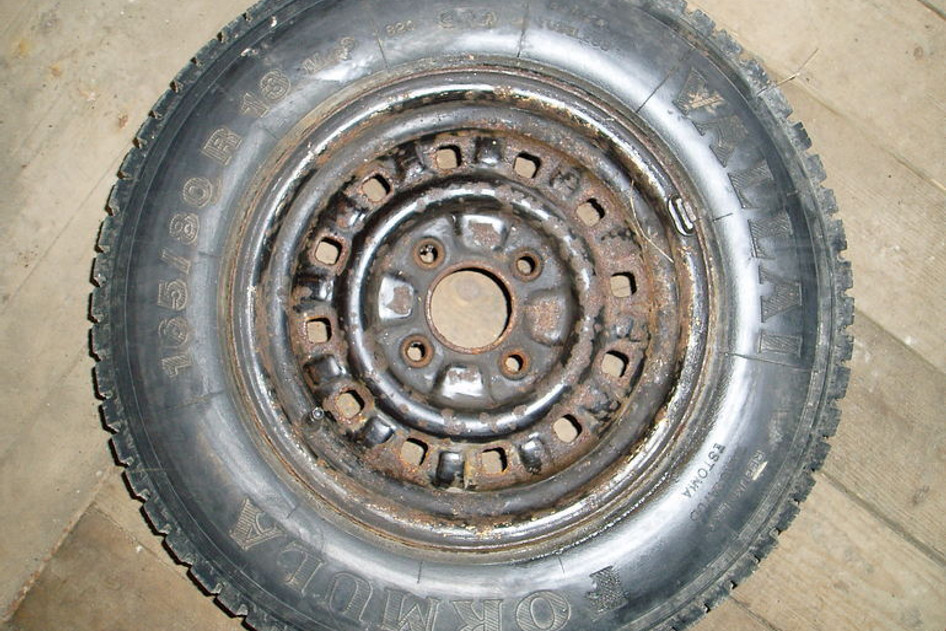 Used alloy wheel+studded tire 165/80R13,