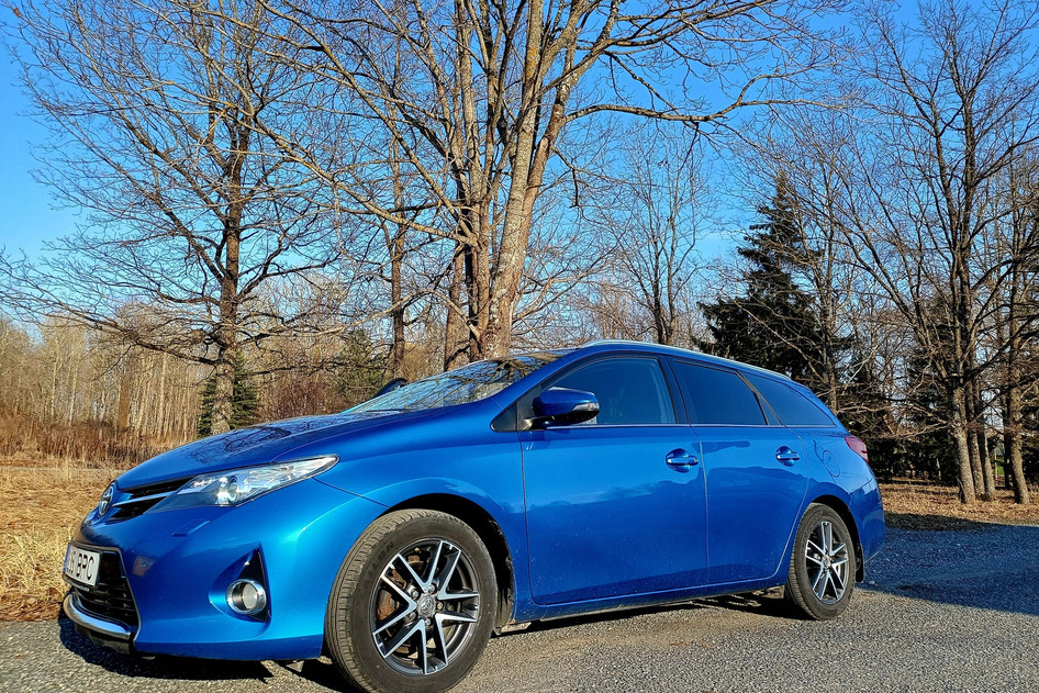 Toyota Auris, 2015, 1.6, 97 kW, бензин, механическая, передний привод