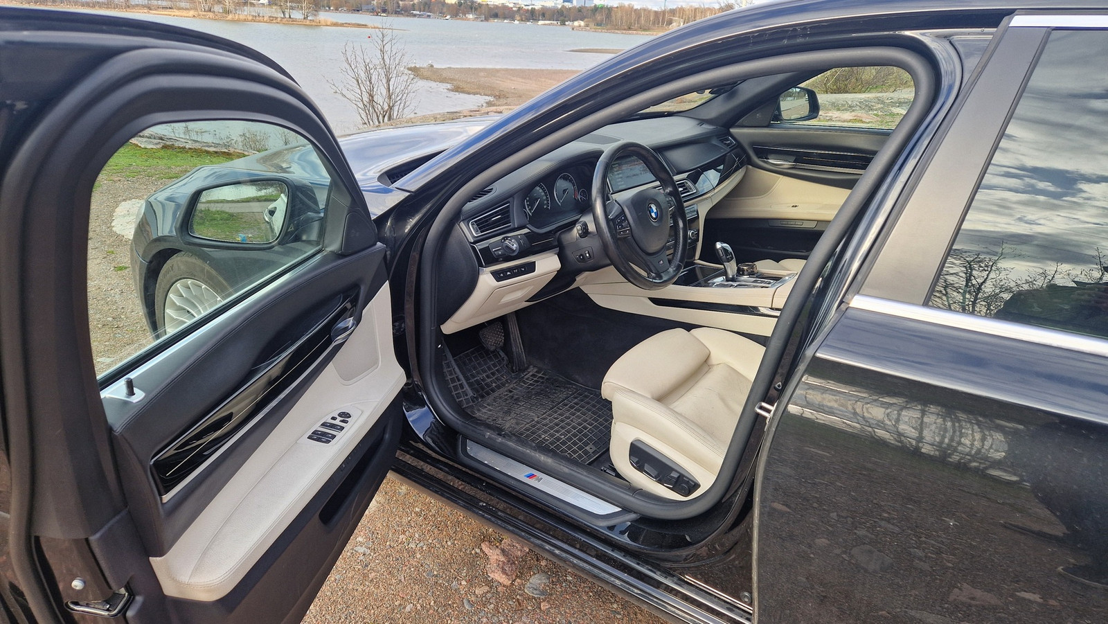 BMW 750 2012, photo 6/17