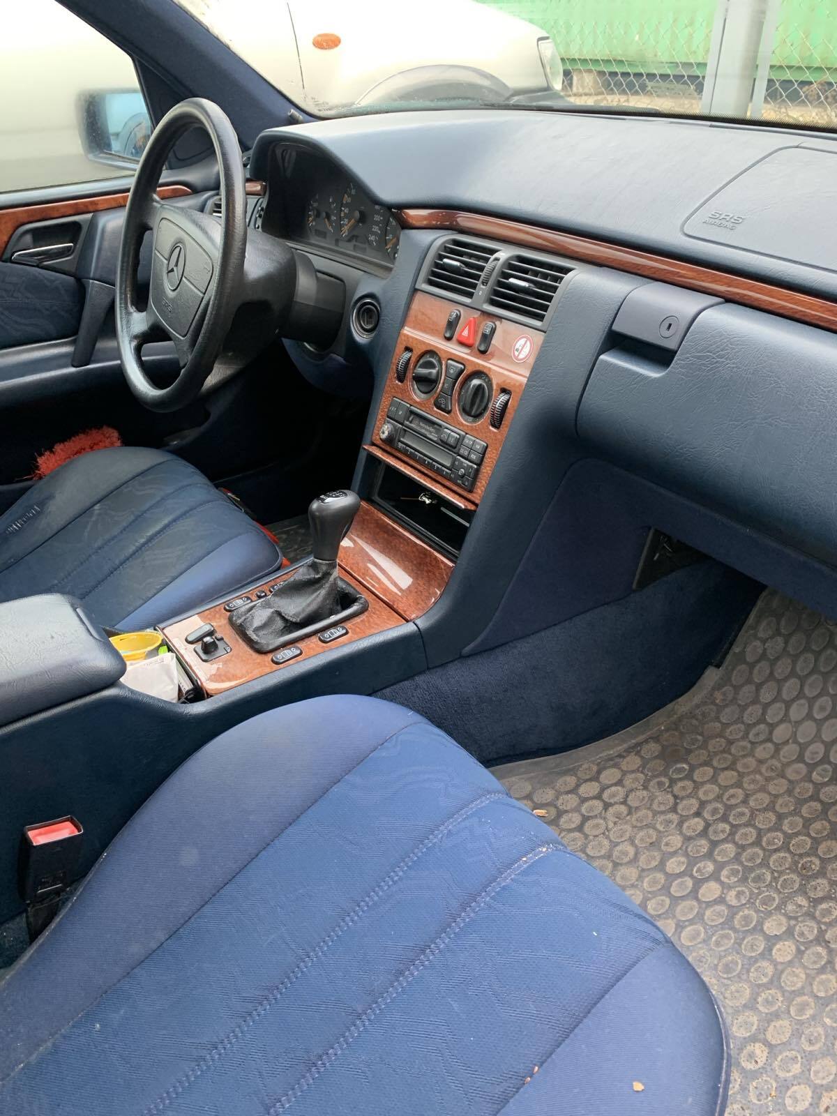 Mercedes-Benz E 200 1998, kuva 3/6
