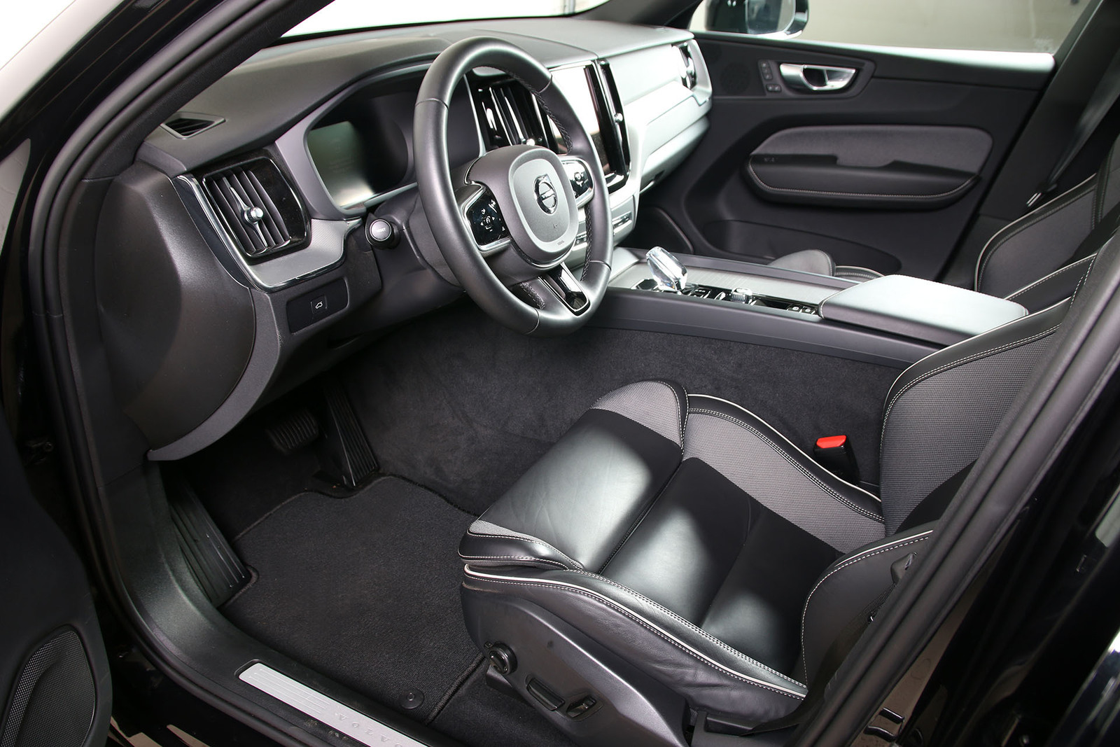 Volvo XC60 2023, photo 7/10