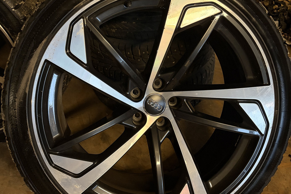 Used alloy wheel+studless winter tire 265/40R22, Audi (SQ7 orig.)