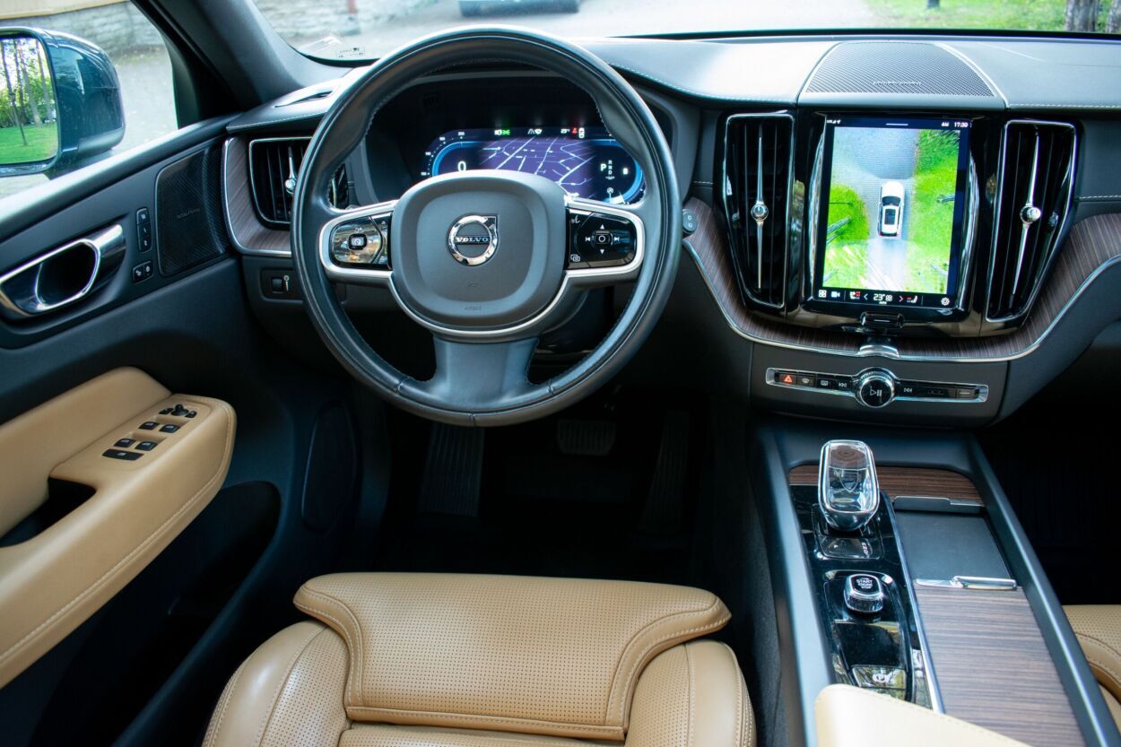 Volvo XC60 2021, photo 3/19