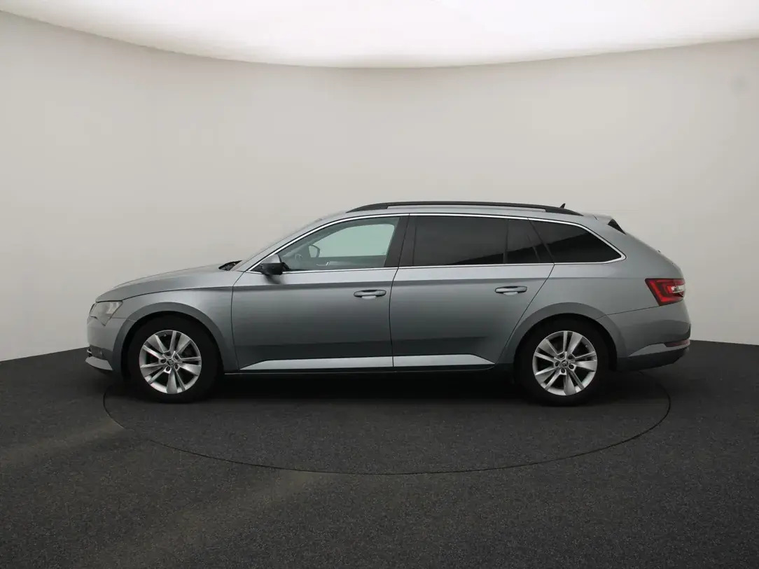 Škoda Superb 2018, photo 6/31