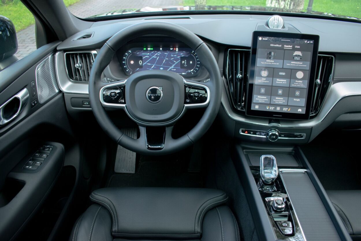 Volvo XC60 2025, photo 3/19