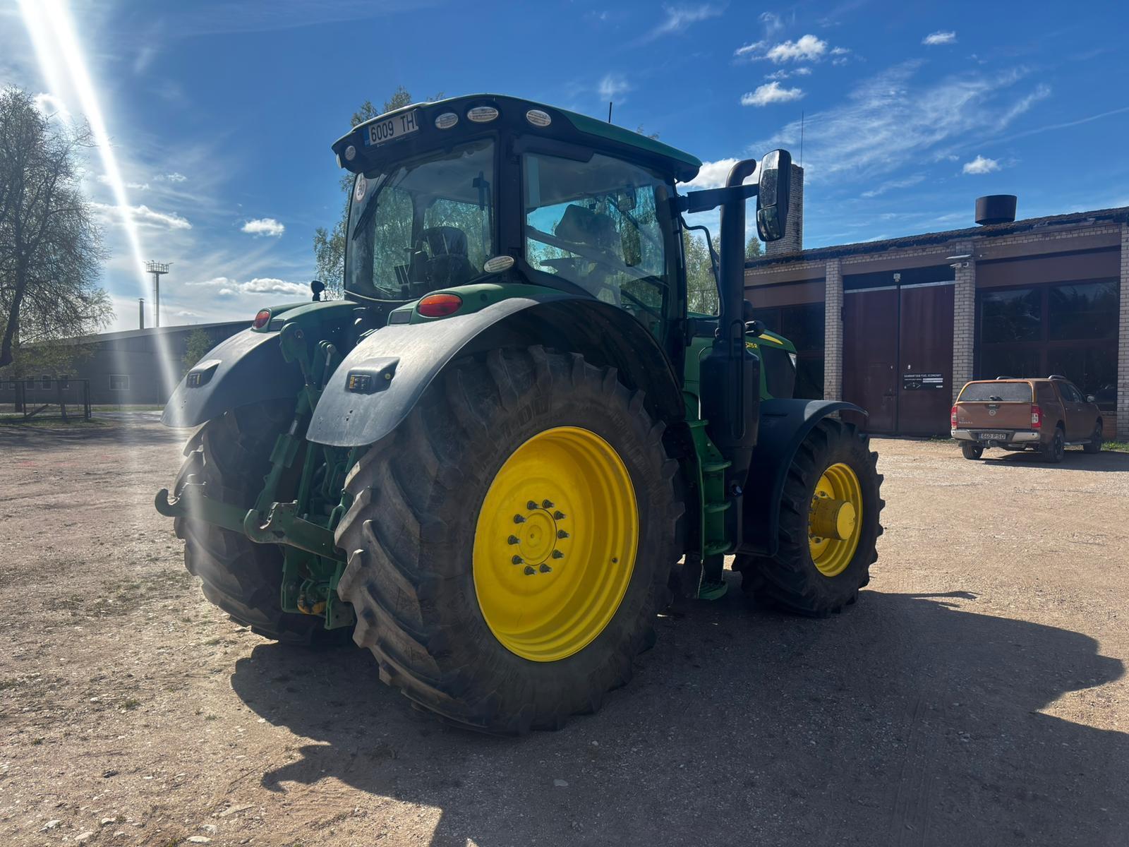 John Deere 6215R, photo 3/15
