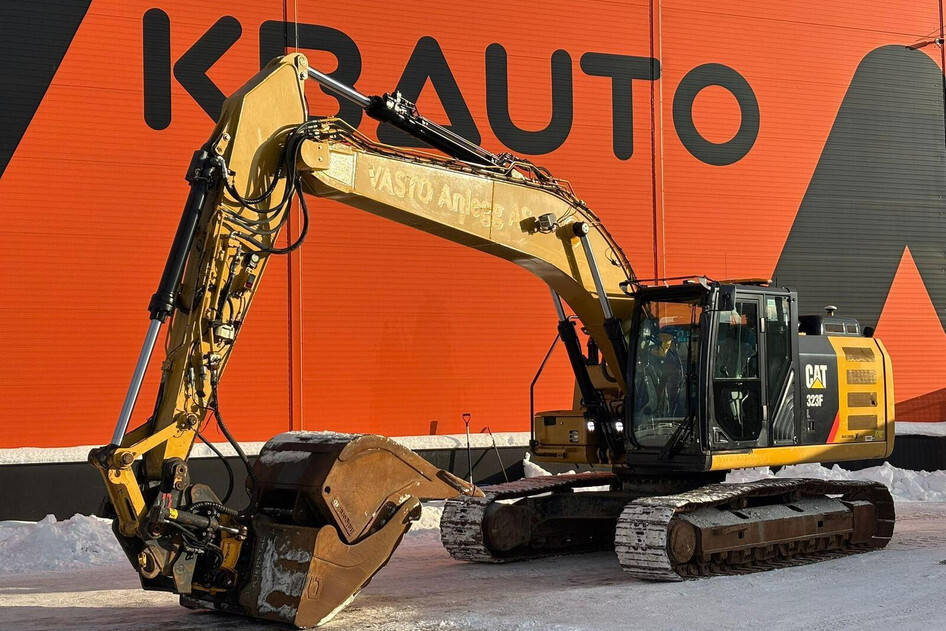 Caterpillar 323 FL, 122 kW, diesel