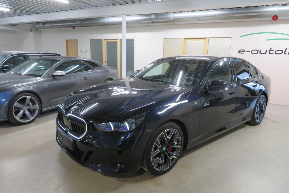 BMW 550, 2025, 3.0, 230 kW, подключаемый гибрид (бензин/электричество), автомат, полный привод
