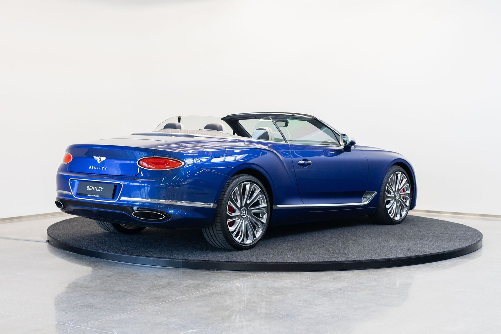 Bentley Continental GTC 2023, photo 6/28
