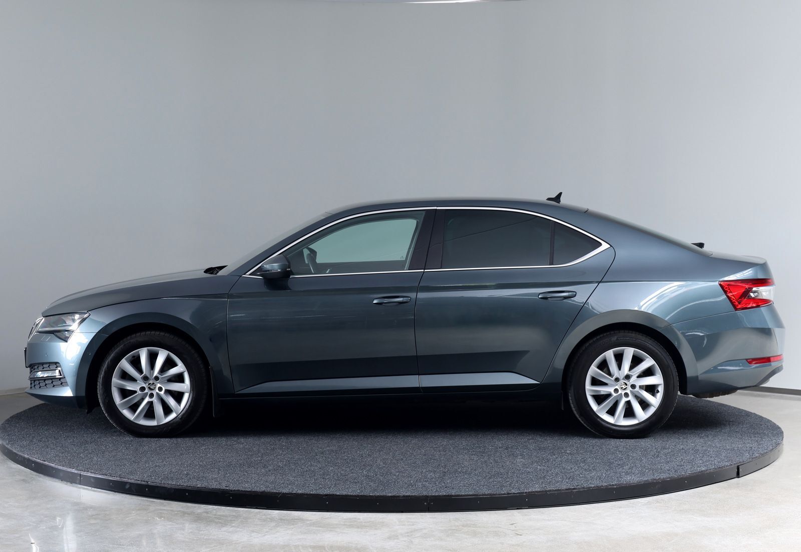 Škoda Superb 2021, photo 5/26
