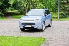 Продается подержанный автомобиль Mitsubishi Outlander, 2013, 195 300 км, 2.0, 89 kW, подключаемый гибрид, автомат, полный привод, 538GMN, JMBXDGG2WEZ006352