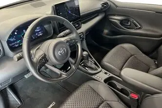 Toyota Yaris, 1.5, 68 kW, гибрид, автомат, передний привод