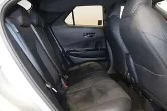 Toyota C-HR, 2.0, 112 kW, гибрид, автомат, полный привод