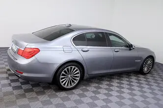 BMW 750, 4.4, 300 kW, bensiin, automaat, tagavedu