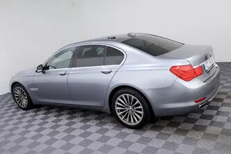 BMW 750, 4.4, 300 kW, bensiin, automaat, tagavedu