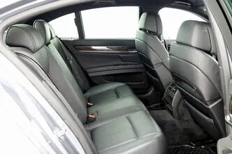 BMW 750, 4.4, 300 kW, bensiin, automaat, tagavedu