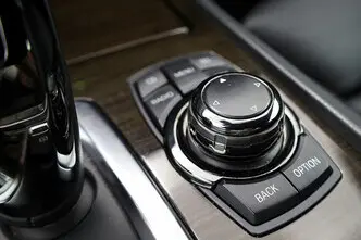 BMW 750, 4.4, 300 kW, bensiin, automaat, tagavedu