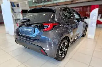 Toyota Yaris, 1.5, 68 kW, гибрид, автомат, передний привод